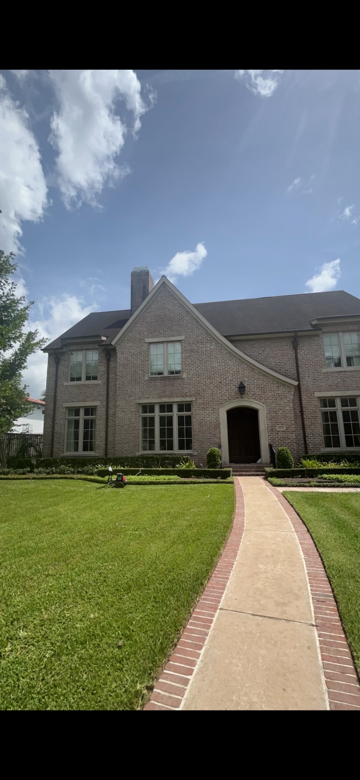 The same brick Houston home after soft washing