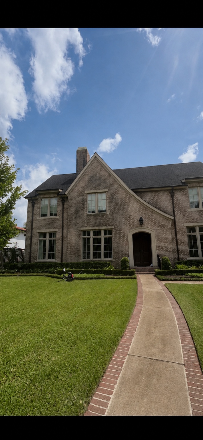 Brick Houston home before soft washing